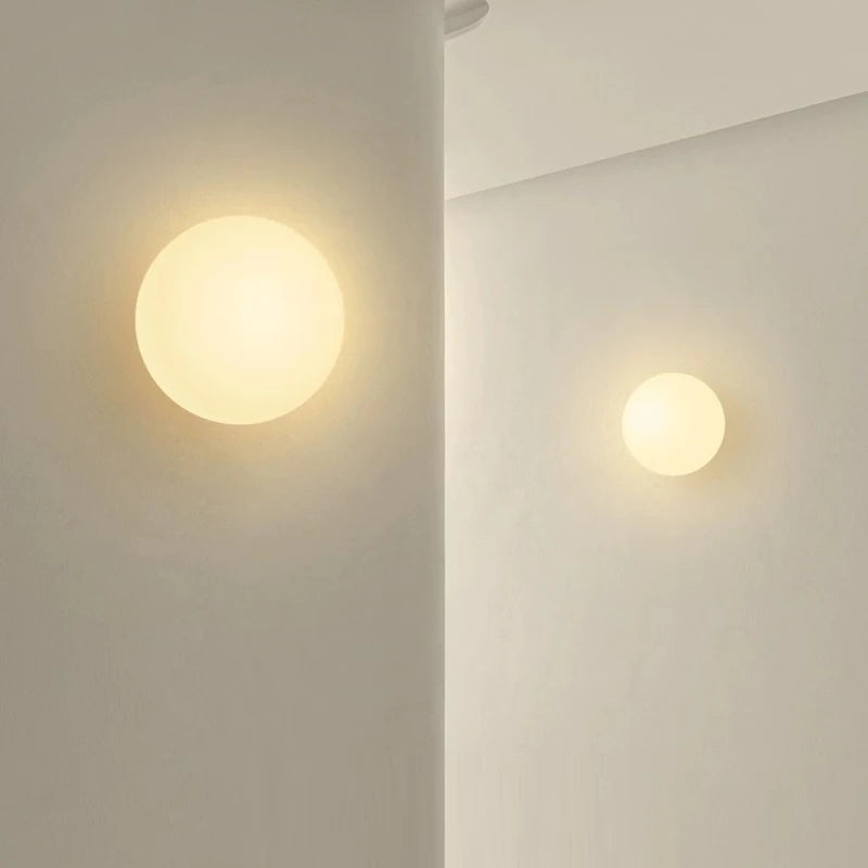 Aplique de Pared Bauhaus (Base Oculta) - Lámpara Sconce de Bola de Cristal Blanco para Estilo Francés Moderno