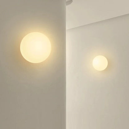 Aplique de Pared Bauhaus (Base Oculta) - Lámpara Sconce de Bola de Cristal Blanco para Estilo Francés Moderno