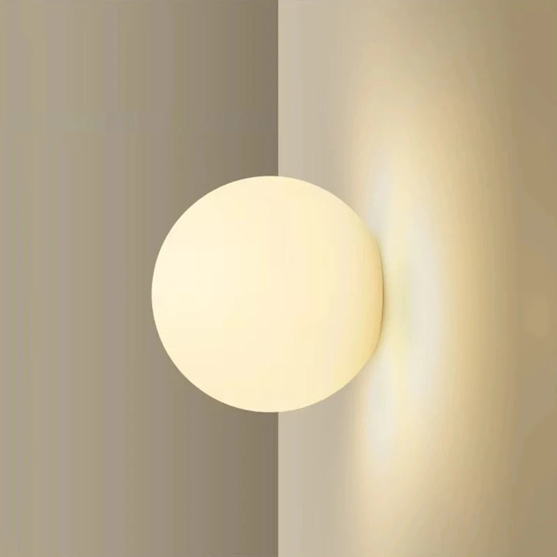 Aplique de Pared Bauhaus (Base Oculta) - Lámpara Sconce de Bola de Cristal Blanco para Estilo Francés Moderno