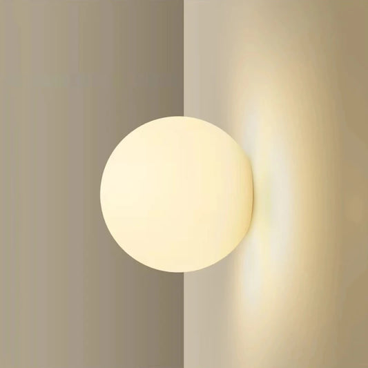 Aplique de Pared Bauhaus (Base Oculta) - Lámpara Sconce de Bola de Cristal Blanco para Estilo Francés Moderno