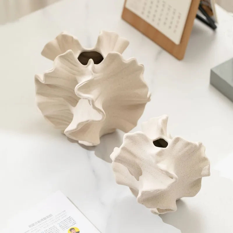 Jarrón de Cerámica y Porcelana con Diseño de Ondas Geométricas - Artesanía en Forma de Pétalo