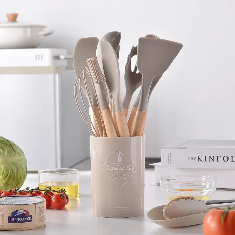 Set de 12 Utensilios de Cocina de Silicona y Madera | Espátulas y Batidores Antiadherentes con Mango de Haya Natural (Herramientas de Cocina)