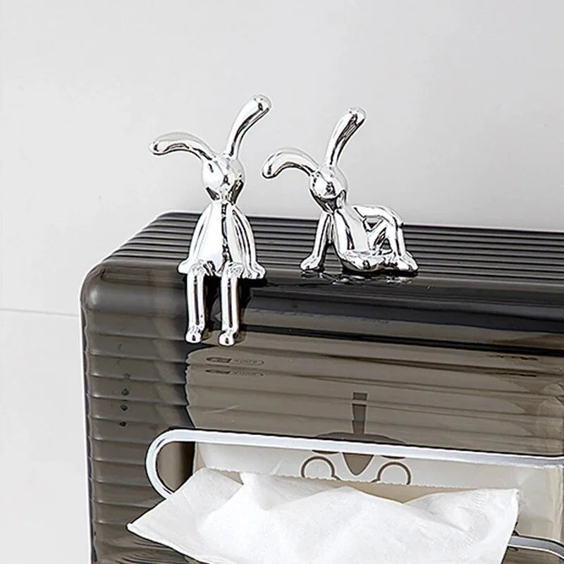 Set de 2 Figuras Decorativas de Conejos Plateados de Orejas Largas | Estatuas de Resina para Sala, Dormitorio y Coche (Estilo Cartoon)