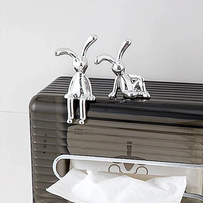 Set de 2 Figuras Decorativas de Conejos Plateados de Orejas Largas | Estatuas de Resina para Sala, Dormitorio y Coche (Estilo Cartoon)