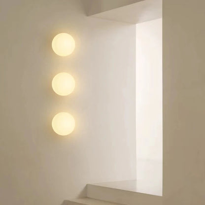 Aplique de Pared Bauhaus (Base Oculta) - Lámpara Sconce de Bola de Cristal Blanco para Estilo Francés Moderno