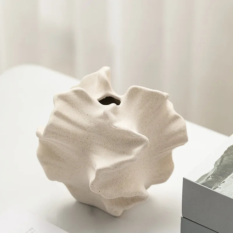 Jarrón de Cerámica y Porcelana con Diseño de Ondas Geométricas - Artesanía en Forma de Pétalo